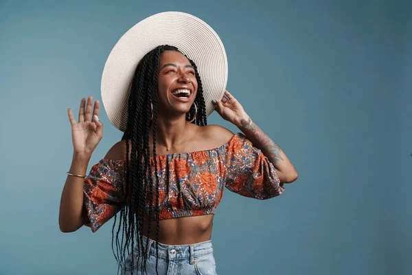 Mutlu Gülümseyen Afrikalı Amerikalı Genç Bir Kadın Mavi Arka Planda — Stok fotoğraf