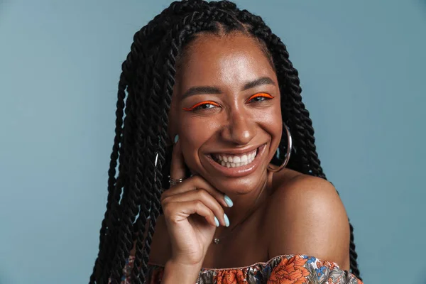 Mutlu Gülümseyen Afrikalı Amerikalı Genç Bayan Mavi Arka Planda Dikiliyor — Stok fotoğraf