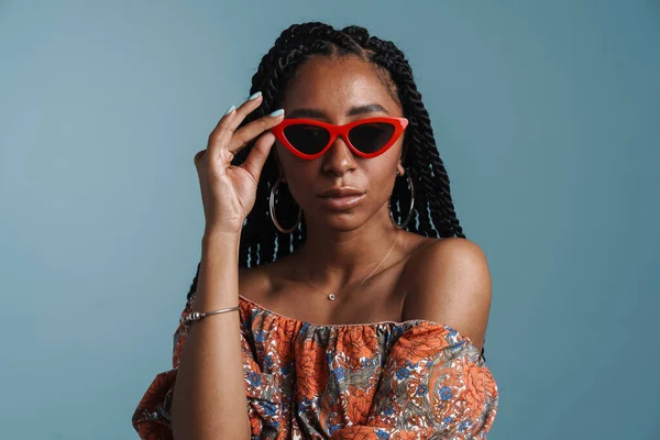 Jovem Mulher Negra Óculos Sol Posando Olhando Para Câmera Isolada — Fotografia de Stock