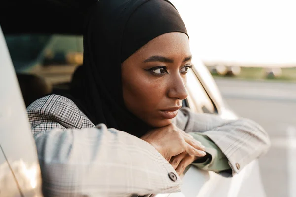 Schwarze Muslimin Mit Kopftuch Schaut Beim Autofahren Aus Dem Fenster — Stockfoto