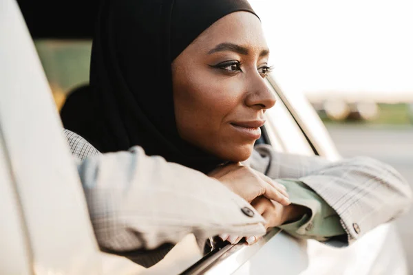 Schwarze Muslimin Mit Kopftuch Schaut Beim Autofahren Aus Dem Fenster — Stockfoto