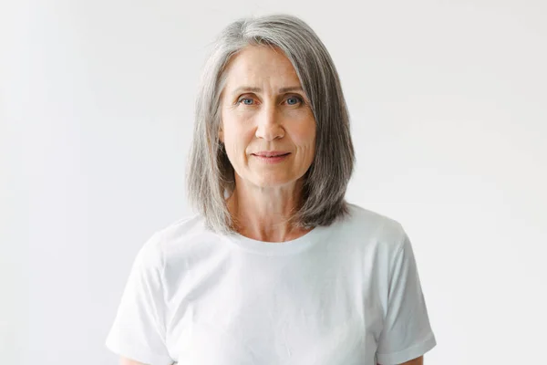 Graue Seniorin Shirt Posiert Und Blickt Vereinzelt Die Kamera Vor — Stockfoto