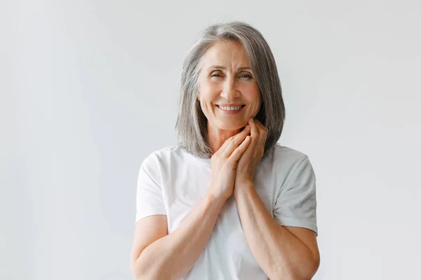 Mulher Sênior Cinza Shirt Sorrindo Olhando Para Câmera Isolada Sobre — Fotografia de Stock