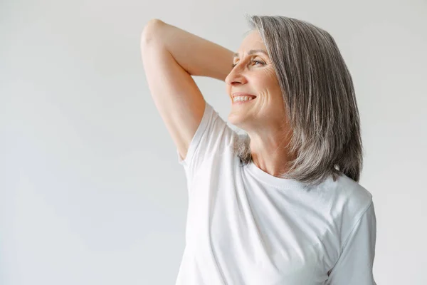 Mulher Sênior Cinza Shirt Sorrindo Olhando Para Lado Isolado Sobre — Fotografia de Stock