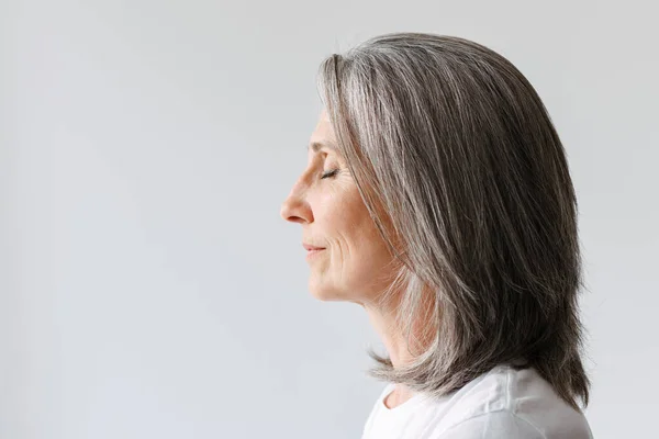 Graue Seniorin Shirt Posiert Profil Mit Geschlossenen Augen Vor Weißem — Stockfoto