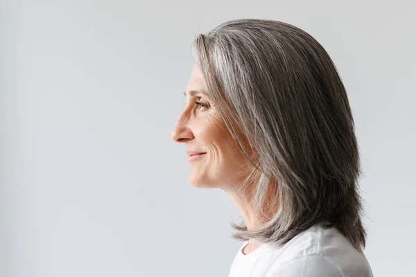 Grå Senior Kvinna Shirt Ler Samtidigt Poserar Profil Isolerad Över — Stockfoto