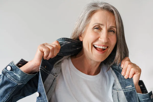 Cinza Mulher Sênior Rindo Enquanto Posando Jaqueta Jeans Isolado Sobre — Fotografia de Stock