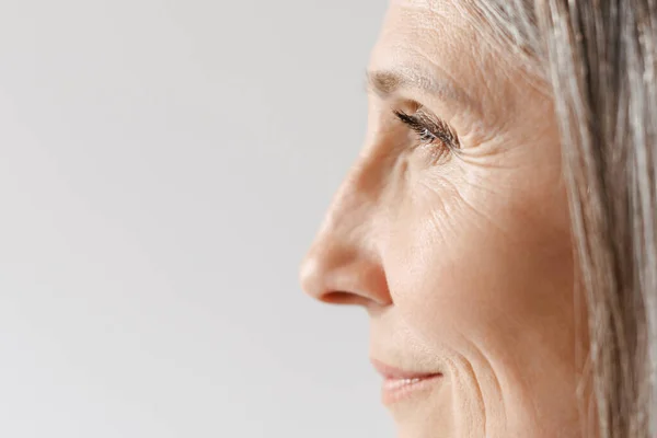 Donna Anziana Grigia Sorridente Guardando Parte Mentre Posa Profilo Isolato — Foto Stock