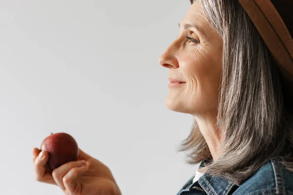 Donna Anziana Grigia Cappello Sorridente Mentre Posa Con Mela Isolata — Foto Stock