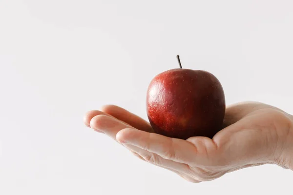 Weiße Frauenhände Zeigen Roten Apfel Vor Kamera Isoliert Vor Weißem — Stockfoto