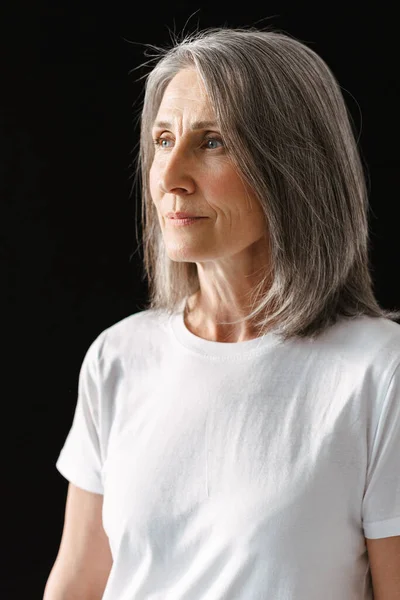 Grey Senior Woman Shirt Posing Looking Aside Isolated Black Background — Stock Photo, Image