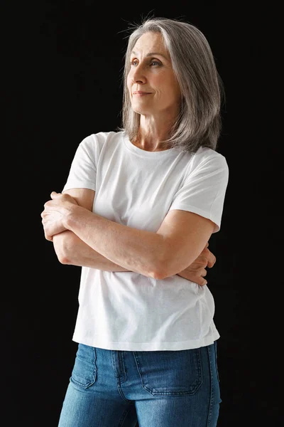 Mulher Sênior Cinza Shirt Posando Olhando Para Lado Isolado Sobre — Fotografia de Stock