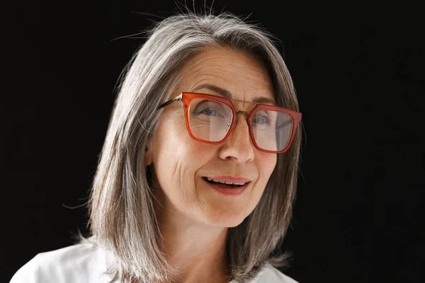 Mulher Sênior Cinza Óculos Sorrindo Olhando Para Lado Isolado Sobre — Fotografia de Stock
