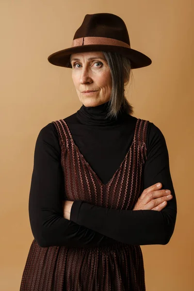 头戴帽子 头戴灰色帽子 头戴米黄色背景的老年女性 — 图库照片