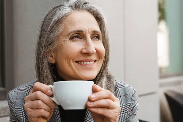 Gris Mujer Mayor Blanca Bebiendo Café Mientras Está Sentado Cafetería — Foto de Stock