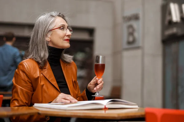 Gris Mujer Mayor Blanca Leyendo Libro Mientras Bebe Vino Cafetería — Foto de Stock