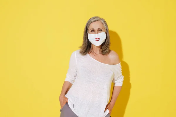 Mulher Sênior Branco Posando Máscara Facial Com Beijo Vermelho Isolado — Fotografia de Stock