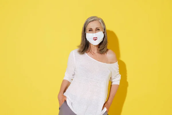 Witte Senior Vrouw Poseren Gezicht Masker Met Rode Kus Geïsoleerd — Stockfoto