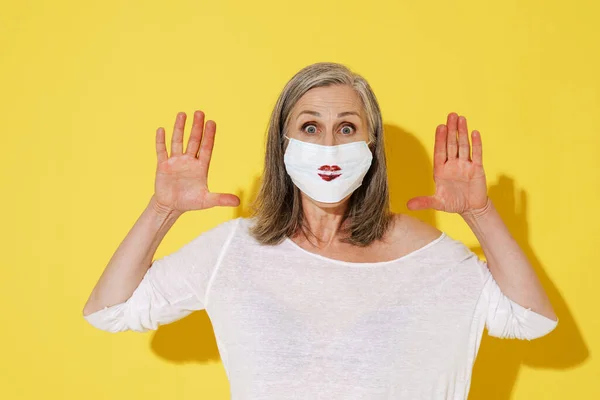 Biały Senior Kobieta Pozowanie Twarz Maska Gestykulując Patrząc Aparat Odizolowany — Zdjęcie stockowe