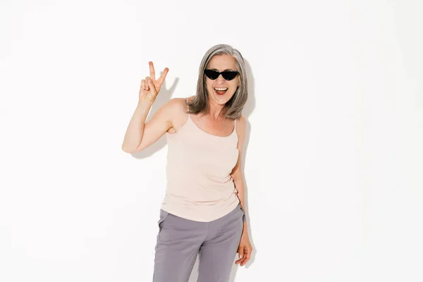 선글라스를 여자가 평화의 표시를 — 스톡 사진