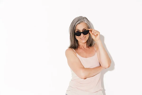 Mulher Sênior Usando Óculos Sol Sorrindo Para Câmera Isolada Sobre — Fotografia de Stock