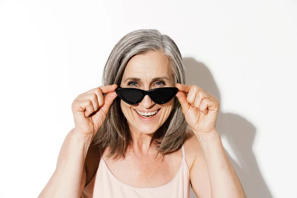Mature Woman Holding Sunglasses While Laughing Camera Isolated White Wall — Stock Photo, Image