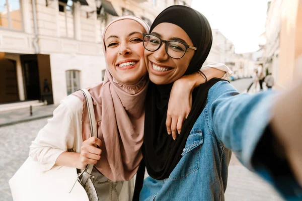 Zwei Lächelnde Islamische Frauen Mittleren Alters Kopftüchern Gehen Mit Einkaufstüten — Stockfoto