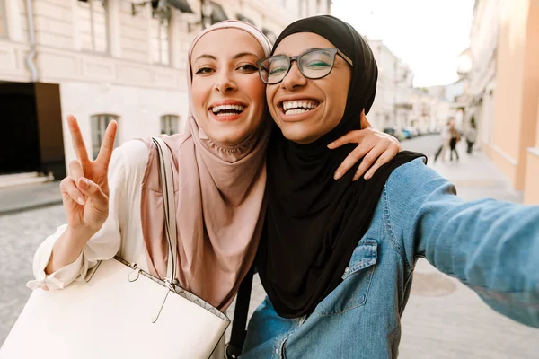 Zwei Lächelnde Islamische Frauen Mittleren Alters Kopftüchern Gehen Mit Einkaufstüten — Stockfoto