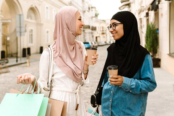 Zwei Lächelnde Islamische Frauen Mittleren Alters Mit Kopftüchern Gehen Mit — Stockfoto