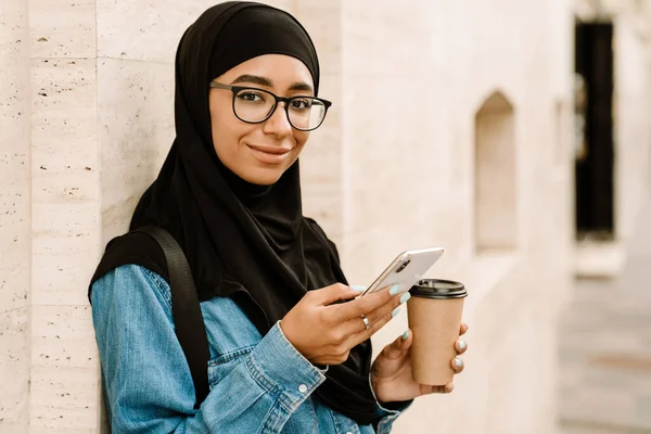 Gros Plan Une Jeune Femme Musulmane Souriante Hijab Debout Dans — Photo