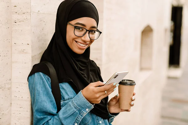 Detailní Záběr Usměvavé Mladé Muslimky Hidžábu Stojící Ulici Pomocí Mobilního — Stock fotografie