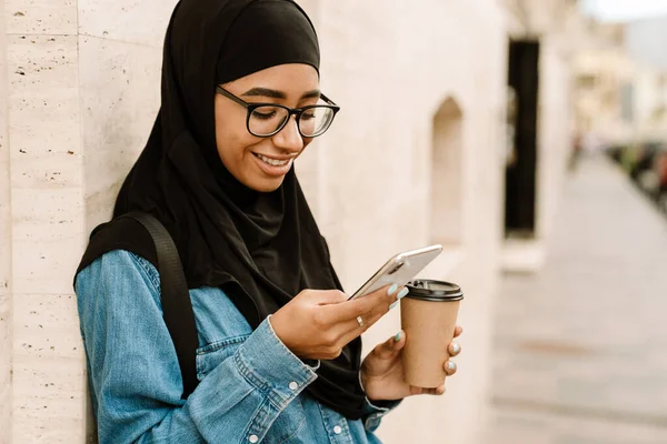 Close Uma Jovem Mulher Muçulmana Sorridente Hijab Uma Rua Usando — Fotografia de Stock