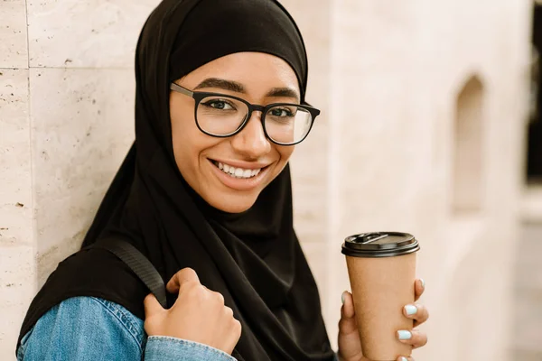 Großaufnahme Einer Lächelnden Jungen Muslimin Hidschab Die Mit Ihrem Handy — Stockfoto