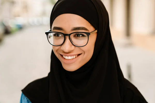 Großaufnahme Einer Lächelnden Jungen Muslimin Hijab Die Auf Einer Straße — Stockfoto