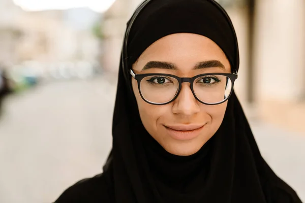 Großaufnahme Einer Lächelnden Jungen Muslimin Hijab Die Auf Einer Straße — Stockfoto