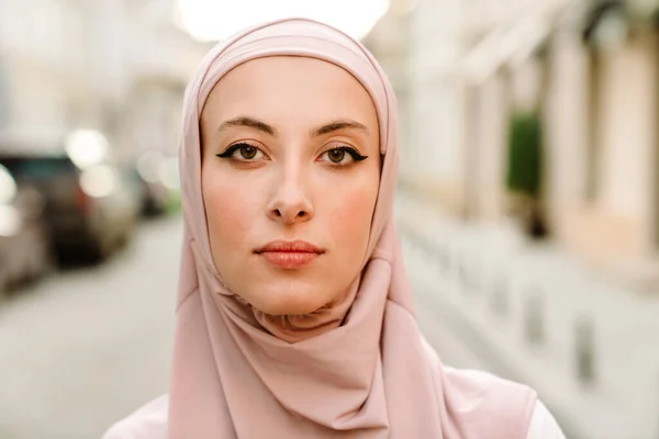 Großaufnahme Einer Lächelnden Jungen Muslimin Hidschab Die Auf Einer Straße — Stockfoto