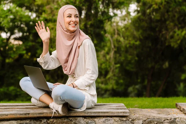 Glückliche Junge Muslimische Frau Hijab Sitzt Auf Einer Bank Mit — Stockfoto