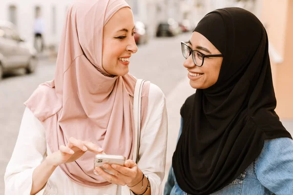 Zwei Lächelnde Junge Muslimische Frauen Die Auf Einer Straße Stehen — Stockfoto