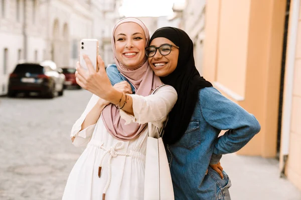 Muslimische Frauen Mit Mehreren Rassen Tragen Einen Hidschab Und Lächeln — Stockfoto