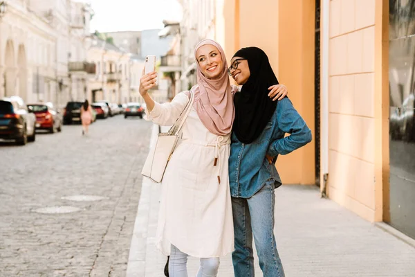 Zwei Lächelnde Junge Muslimische Frauen Stehen Auf Einer Straße Und — Stockfoto
