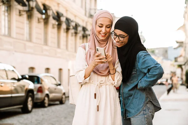 Muslimische Frauen Mit Mehreren Rassen Tragen Einen Hidschab Und Lächeln — Stockfoto