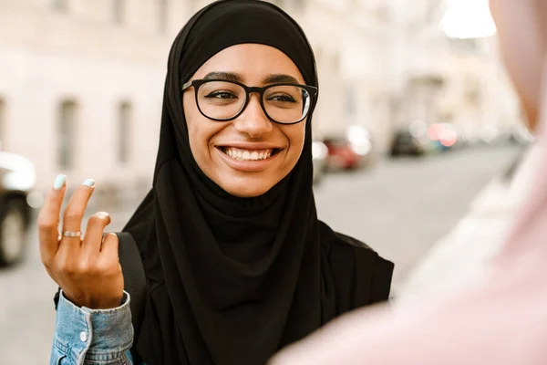 Молоді Мусульманські Жінки Хіджабі Посміхаються Під Час Розмови Міській Вулиці — стокове фото