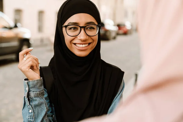 Zwei Lächelnde Junge Muslimische Frauen Stehen Auf Einer Straße Und — Stockfoto