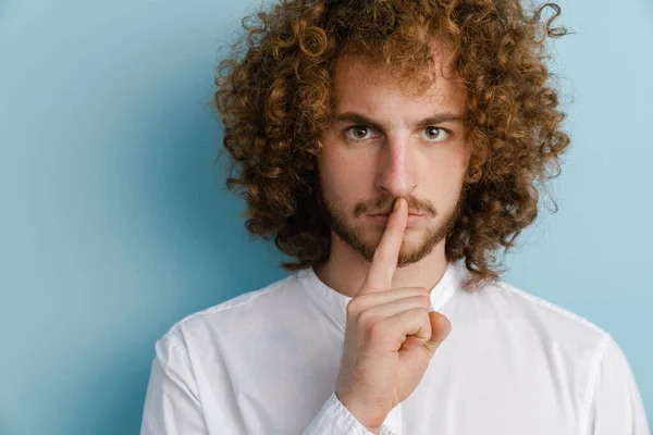 Hombre Joven Con Pelo Rizado Jengibre Mostrando Gesto Silencio Cámara — Foto de Stock
