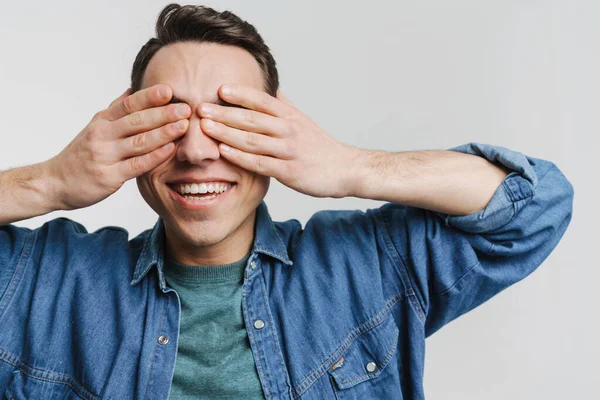 Jeune Homme Brune Souriant Couvrant Ses Oreilles Isolées Sur Fond — Photo