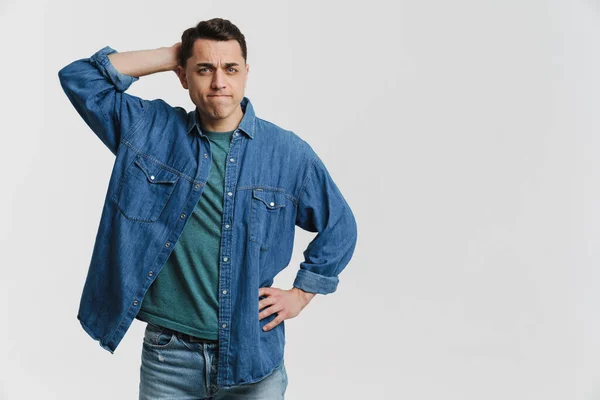 Jonge Brunette Man Gekleed Denim Shirt Fronsen Houden Zijn Hoofd — Stockfoto