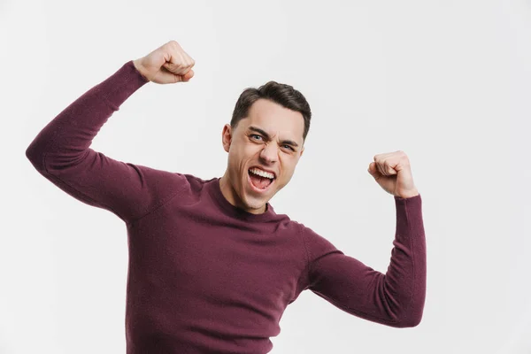 Młody Podekscytowany Człowiek Krzyczy Podczas Podejmowania Gest Zwycięzca Izolowane Białym — Zdjęcie stockowe