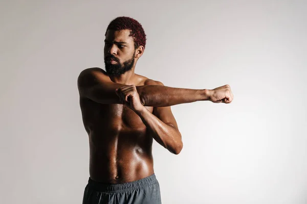 Preto Sem Camisa Desportista Fazendo Exercício Alongamento Enquanto Exercitando Isolado — Fotografia de Stock