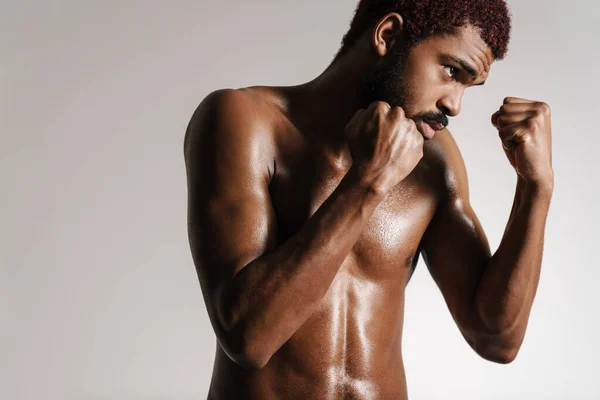 Schwarzer Bärtiger Sportler Posiert Mit Geballten Fäusten Vor Weißem Hintergrund — Stockfoto