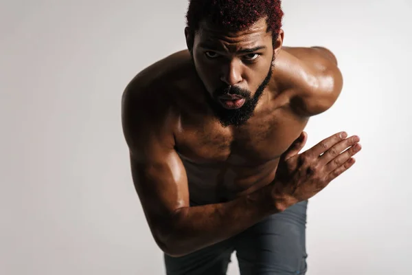 Deportista Negro Sin Camisa Corriendo Mientras Hace Ejercicio Aislado Sobre — Foto de Stock